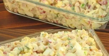 Klassischer Eiersalat in einer Schüssel mit frischen Kräutern garniert