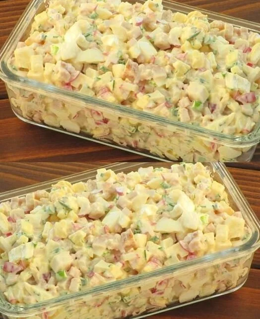 Klassischer Eiersalat in einer Schüssel mit frischen Kräutern garniert