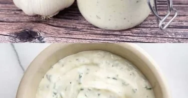 Knoblauch-Joghurt-Sauce in einer Schüssel, serviert mit frischem Gemüse.