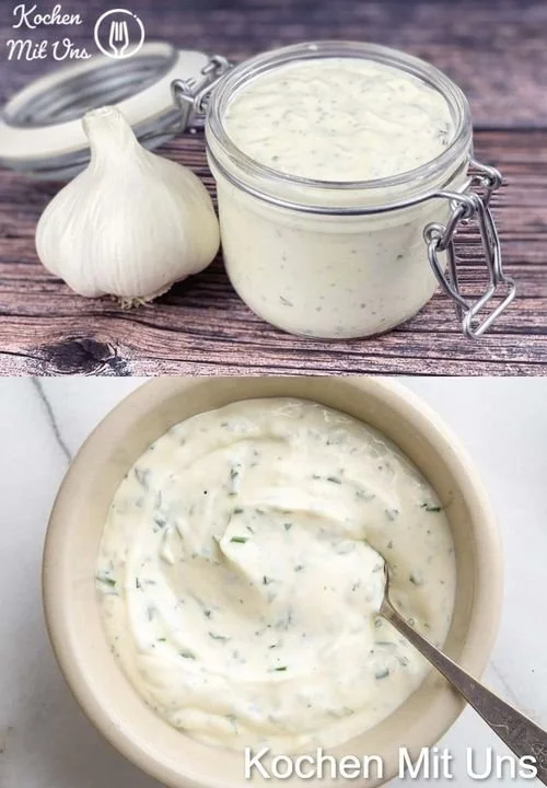Knoblauch-Joghurt-Sauce in einer Schüssel, serviert mit frischem Gemüse.