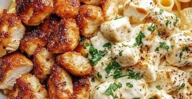 Knoblauchbutter-Hähnchenbissen serviert mit Parmesan-Pasta auf einem Teller.