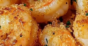 Knusprige Knoblauch-Parmesan-Garnelen aus der Heißluftfritteuse auf einem Teller.