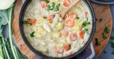 Leckere Kohlrabi-Gemüsepfanne mit frischem Gemüse und Gewürzen.