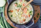 Kohlrabi-Gemüsepfanne mit frischem Gemüse und Gewürzen