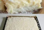 Saftiger Kokosnusskuchen mit frischen Kokosraspeln und cremigem Belag.