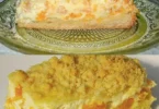 Krümelkuchen mit Mandarinen und saurer Sahne auf einem Teller serviert
