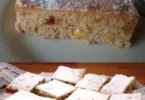 Kuchen mit Quark und Trockenfrüchten auf einem Teller