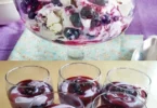 Leckeres Heidelbeer-Mascarpone-Dessert mit frischen Heidelbeeren und Mascarpone-Creme