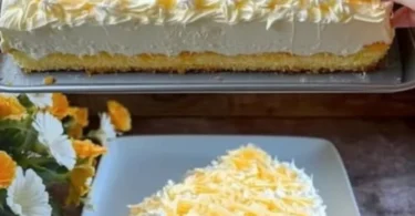 Mandarinen Fantakuchen mit frischen Mandarinen und Fanta, serviert auf einem Teller.