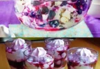 Mascarpone-Beeren-Dessert mit frischen Beeren und sahniger Mascarpone-Creme