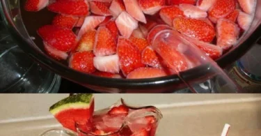 Erfrischender Melonen-Erdbeer-Punsch in einem Glas, dekoriert mit frischen Früchten.