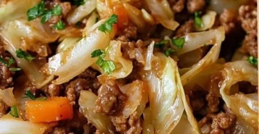 Gesunde Hackfleisch-Kohl-Pfanne mit frischen Zutaten auf einem Teller