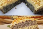 Mohnkuchen mit Sahne und Haselnuss auf einem Teller serviert