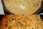 Mozzarella-Spaghetti mit frischem Basilikum und Tomatensauce