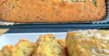 Nusskuchen mit Zimt auf einem Teller, dekoriert mit Zimtstangen