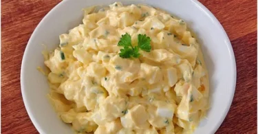 Omas Knoblauch-Ei-Salat mit frischen Zutaten und aromatischem Knoblauch