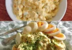 Omas Knoblauch-Ei-Salat mit Eiern und Knoblauch auf einem Teller serviert