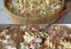 Pasta-Salat mit Gürkchen und Erbsen in einer bunten Schüssel