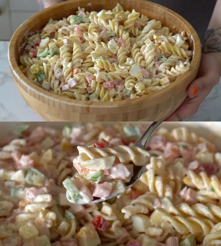 Pasta-Salat mit Gürkchen und Erbsen in einer bunten Schüssel