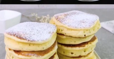 Leckere Pfannkuchen mit Toppings auf einem Teller serviert