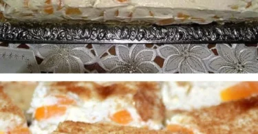 Pfirsichkuchen mit Sahne auf einem Teller, dekoriert mit frischen Pfirsichen.