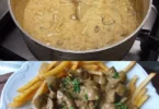 Delikate Pilzrahmsauce mit Schinken auf einem Teller serviert