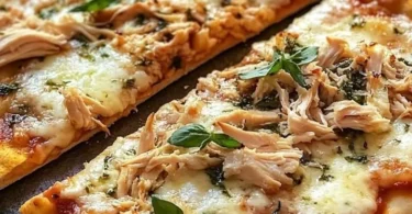 Protein-Pizza mit Skyr auf einem Teller, gesund und lecker zubereitet