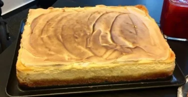 Quarkkuchen mit Baisertopping auf einem weißen Teller