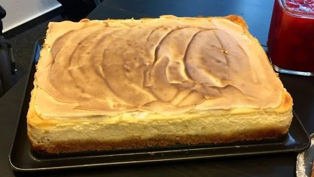 Quarkkuchen mit Baisertopping auf einem weißen Teller