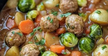 Rosenkohl-Eintopf mit saftigen Fleischbällchen in einem bunten Teller.
