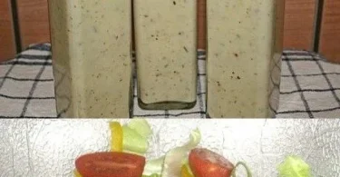 Hausgemachtes Salatdressing in einer Schüssel mit frischen Zutaten