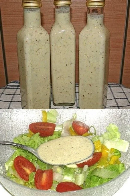 Hausgemachtes Salatdressing in einer Schüssel mit frischen Zutaten