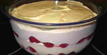 Deliziöses Sauerrahm-Mascarpone-Dessert auf einem Teller serviert