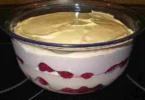 Leckeres Sauerrahm-Mascarpone-Dessert in einer eleganten Schüssel angerichtet.