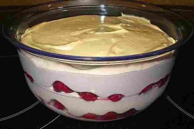 Leckeres Sauerrahm-Mascarpone-Dessert in einer eleganten Schüssel angerichtet.