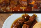 Schaschlik mit Schweinenacken auf dem Grill, lecker und saftig zubereitet