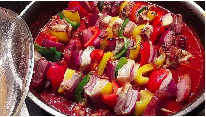 Schaschlik-Spieße in Tomatensauce