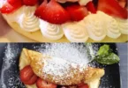 Schaumomelette mit frischen Erdbeeren auf einem Teller serviert.