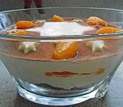 Layered dessert with chocolate cookies and mandarins