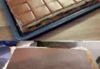Schwarz-Weiß-Kirschtorte mit Schichten aus Schokolade und Kirschen