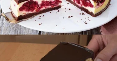 Schwarzwälder Käsekuchen mit Kirschen und Schlagsahne auf einem Teller