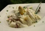 Spargel-Eiersalat mit Schinken auf einem Teller serviert
