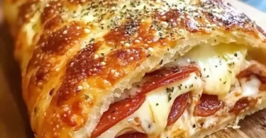 Leckere Stromboli-Pizza mit Käse und frischen Zutaten