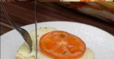 Leckerer Tomaten-Mozzarella-Auflauf frisch aus dem Ofen.