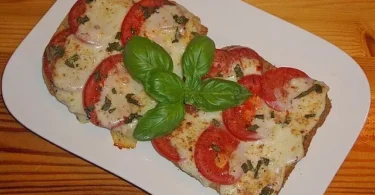 leckeres Tomaten-Mozzarella-Toast auf einem Teller