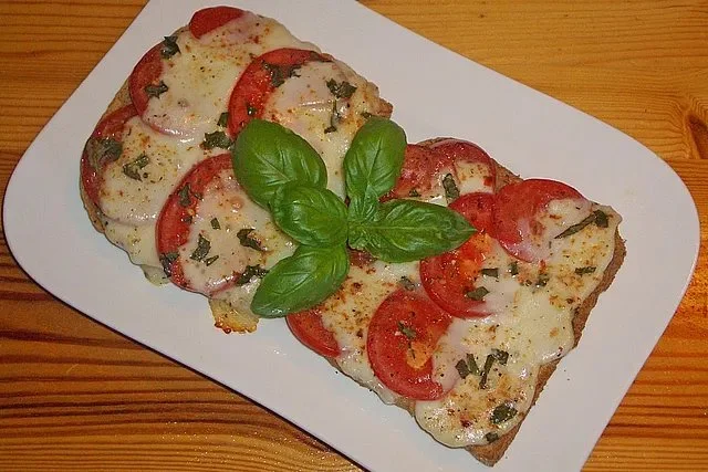 leckeres Tomaten-Mozzarella-Toast auf einem Teller