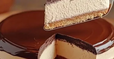 Leckere Torte ohne Backen mit frischen Früchten und Sahne