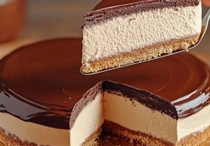 Leckere Torte ohne Backen mit frischen Früchten und Sahne