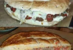 Türkische Fladenbrottaschen gefüllt mit Rinderhack auf einem Teller