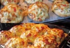 Überbackene Brötchen mit Hackfleisch, frisch aus dem Ofen.